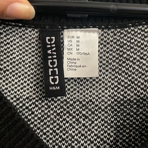 H&M sleeveless sweater in the checkered print. - Picture 2 of 6